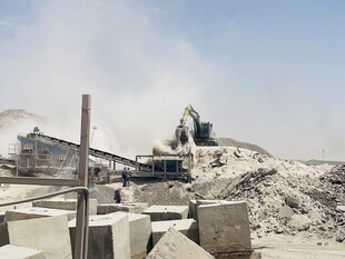 砂石厂作业场景