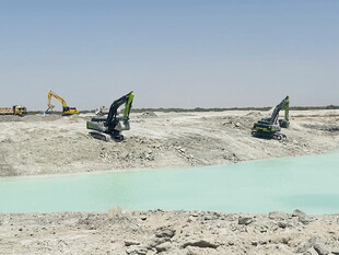 露天矿场中的挖掘机作业