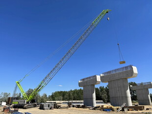 桥梁施工现场的起重机作业