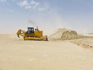 沙漠中的推土机作业场景