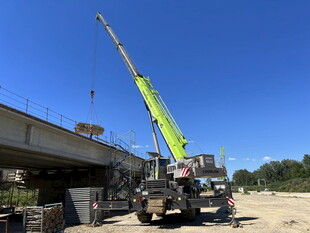 起重机于户外桥梁旁作业