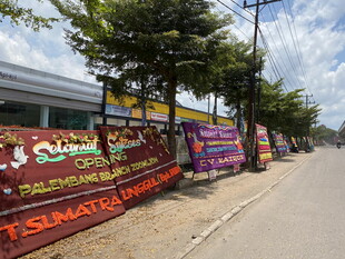 路边多彩装饰的建筑景观