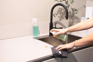 厨房水槽边的清洁时刻
