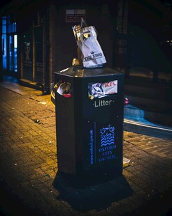 夜晚街边的垃圾桶
