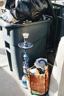 垃圾桶旁的水烟及杂物