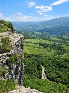 悬崖边俯瞰广袤绿野风光