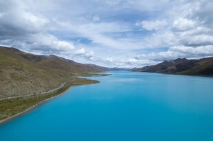 湛蓝湖泊与远山美景