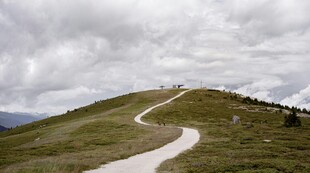 山间蜿蜒小路