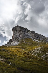 巍峨山峰与葱郁草地