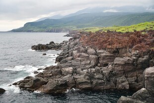 海岸边嶙峋岩石与辽阔大海