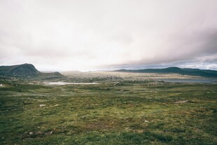 广袤草原与远山云雾之景