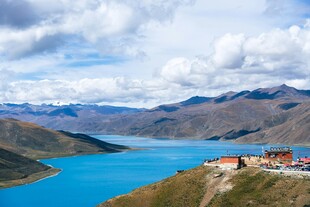 西藏绝美湖泊与山间建筑