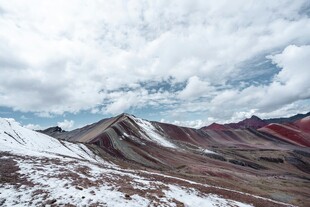 雪山与多彩山峦壮丽景观