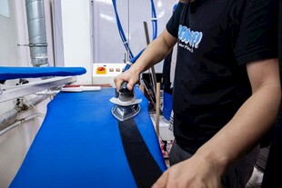 工人操作机器进行加工