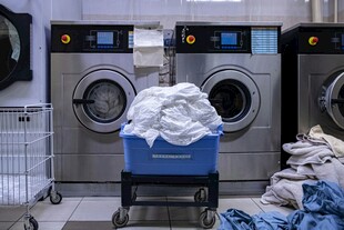 洗衣房内装满衣物的推车
