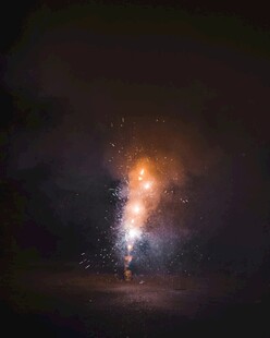 梦幻星空下的绚丽烟火