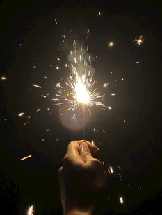 手持烟花绽放瞬间