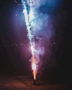 夜空中绚烂的烟火绽放