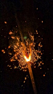夜空中闪耀的绚烂仙女棒