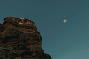 月夜下的巍峨山峰