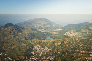俯瞰山间城镇与壮丽海景