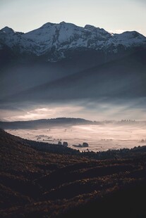 山间晨雾中的壮丽山脉景观