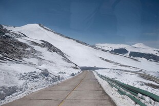 雪山间的公路美景