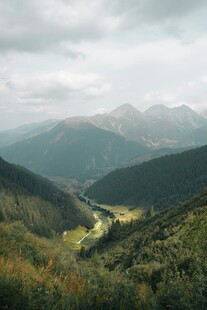 山间绿野