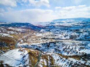 冬日雪覆山峦美景