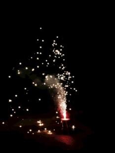 夜空中绽放的绚烂仙女棒