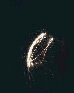 夜空中的绚烂烟花轨迹