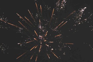 夜空中绚烂绽放的烟花