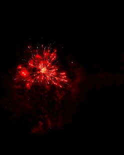 夜空中的绚烂红色烟花