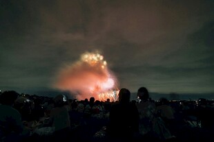 夜空中绚烂的烟花与人潮