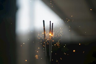 燃烧的仙女棒闪烁光芒