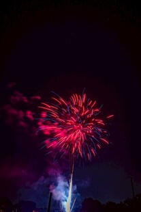 夜空中绚烂的红色烟花