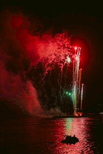 夜湖之上绚烂烟花绽放