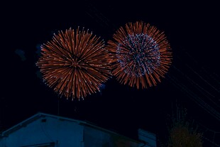夜空中绚烂的双烟花