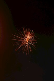夜空中绽放的绚烂烟花