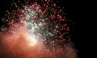 绚丽烟花绽放夜空