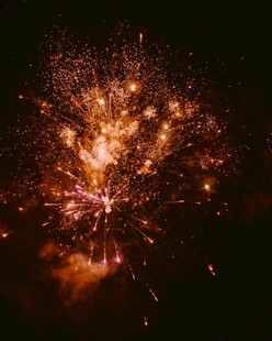 绚丽烟花绽放夜空
