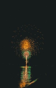 夜空中绚烂绽放的烟花倒影