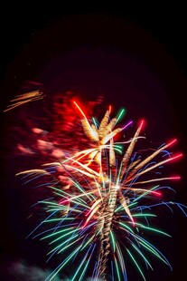 绚丽烟花绽放夜空