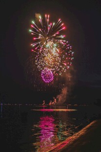 夜空中绚烂绽放的美丽烟花