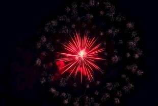 夜空中绽放的绚丽红烟花