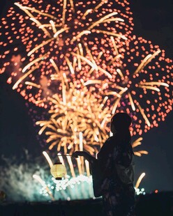 夜空中绚烂的烟花与人影