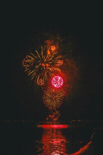 夜空中绽放的绚烂红色烟花