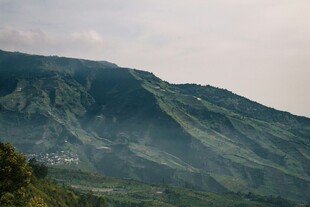 青山叠翠的秀丽山间景色