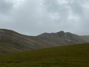 山峦绿野间的自然景致