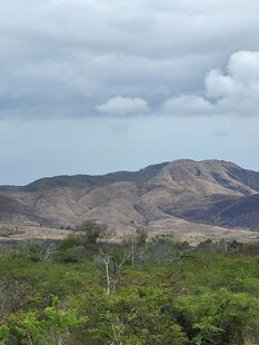 山峦绿野间的自然景致